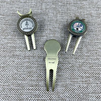 주문 앤티크 골드 소프트 에나멜 골프 디봇 툴 및 자석 볼 마커 온라인 제조