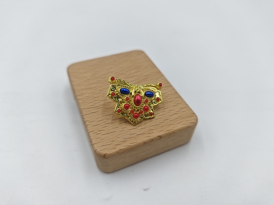 주문 Stylish and Durable Lapel Pin with Brilliant Golden Butterfly and Eye-Catching Gemstone 온라인 제조